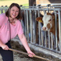 Muskelkater, zwei Wespenstiche und tiefere Einblicke in die harte Arbeit in der Landwirtschaft nahm die Bundestagsabgeordnete Dr. Carolin Wagner aus ihren Praxistagen auf dem Beerhof mit.