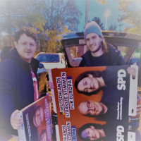 Die SPD im Landkreis Regensburg bereitet sich auf den Wahlkampf für die Europawahlen vor – David Ettl und Alexander Deml bei der Verteilung der Plakate an die Ortsvereine.